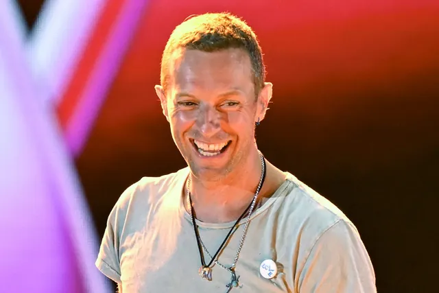 Chris Martin Embraces Viral Kiss Cam Fame During Coldplay’s Latest Concert