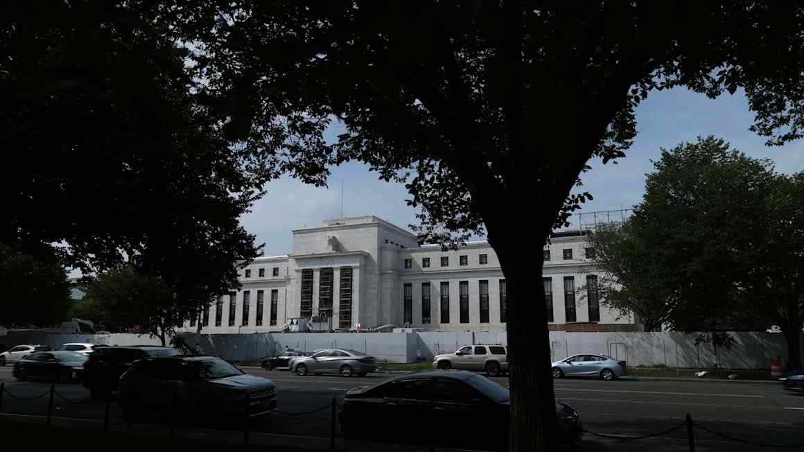 Market Pullback: Investors Scale Back Bets on US, UK Rate Hikes