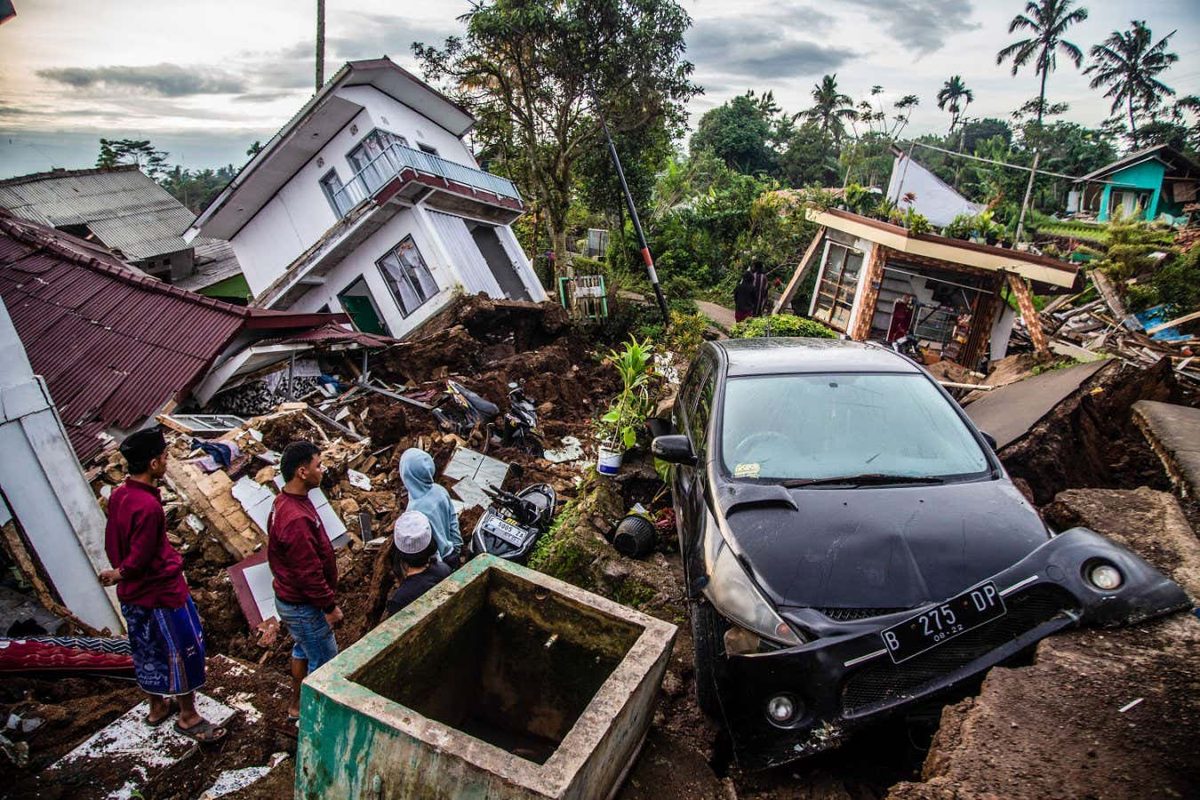 Revolutionizing Earthquake Detection: The Role of Mobile Technology