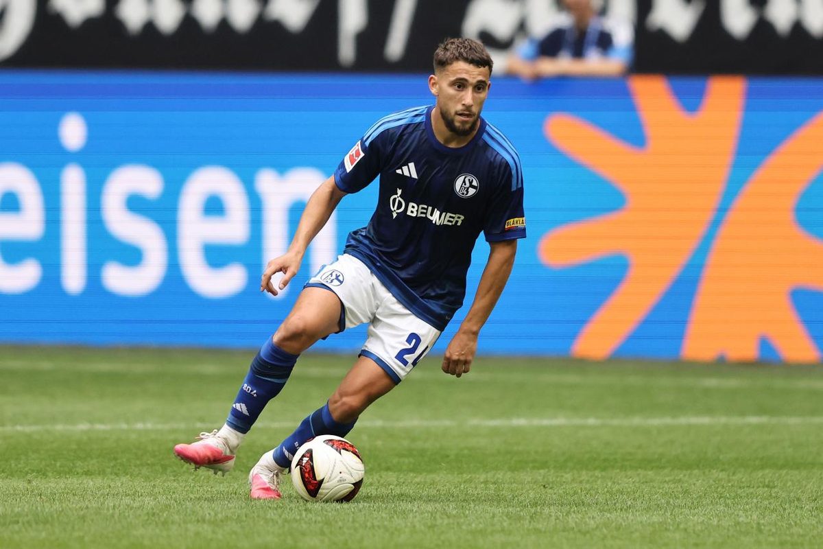 Adil Aouchiche Commits to Schalke Until 2030, Rejecting Release Clause